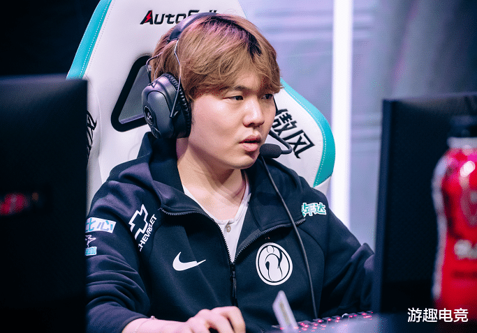 王柳羿|这可能是LPL最尴尬的一次采访，宝蓝的表情说明一切