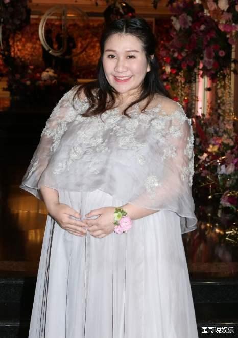 发型|赌王千金晒减肥成功照！同一姿势简直判若两人，水桶腰变成小蛮腰。