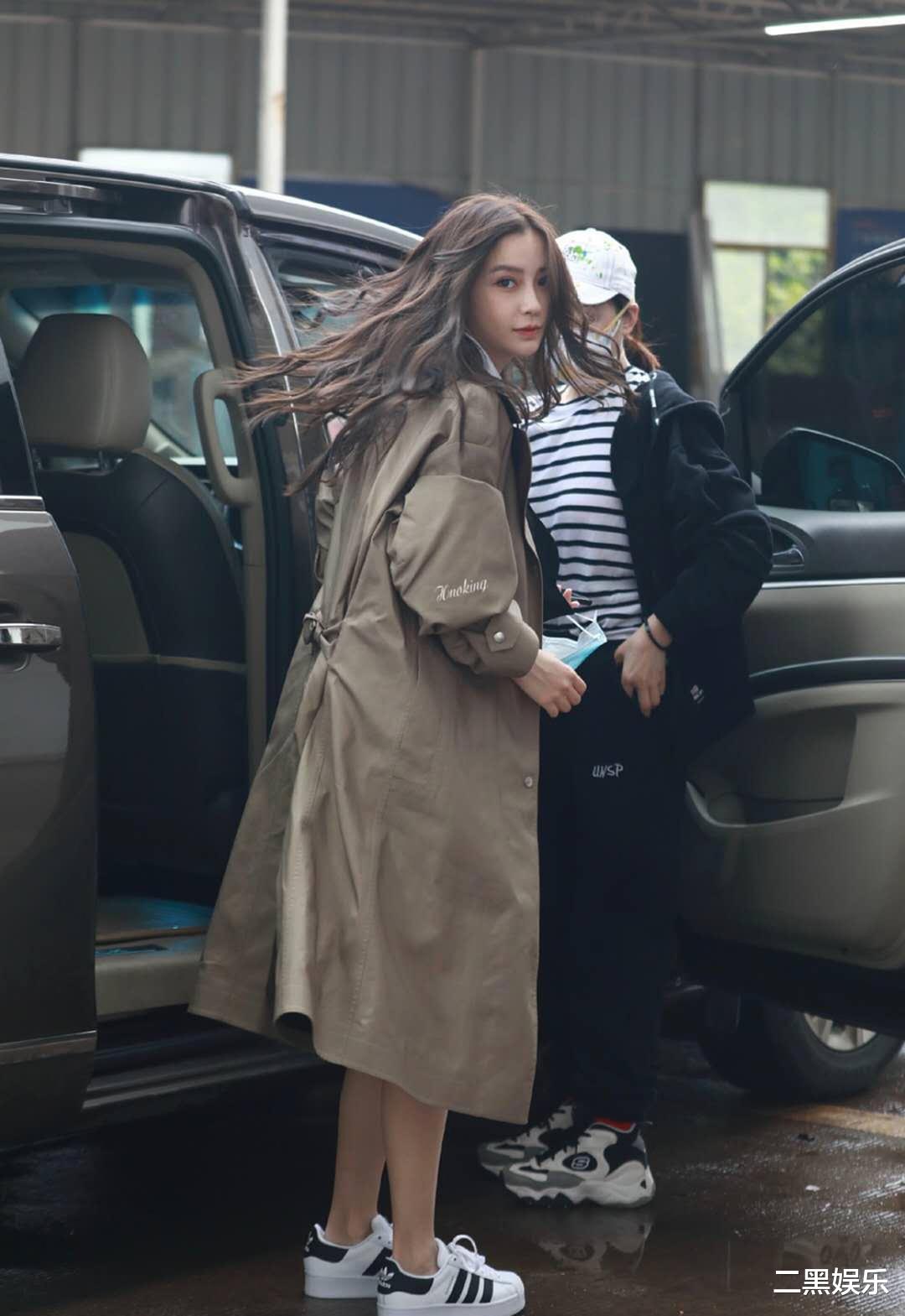 【Angelababy】baby杨颖复工就引争议，网友调侃：不戴口罩不说，腿不冷吗？