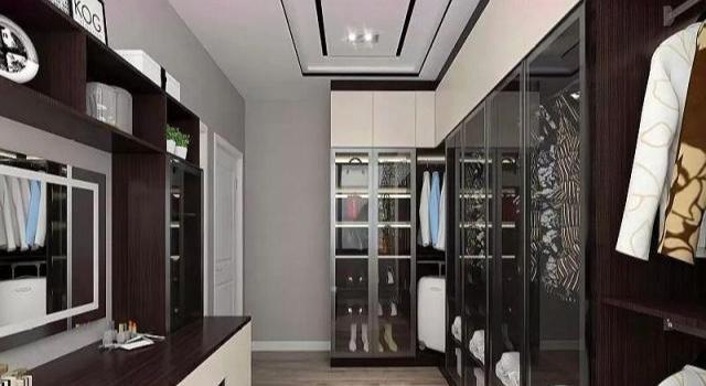 『』衣帽间不只是储物空间，留出一个工作区，既能工作，也能换衣