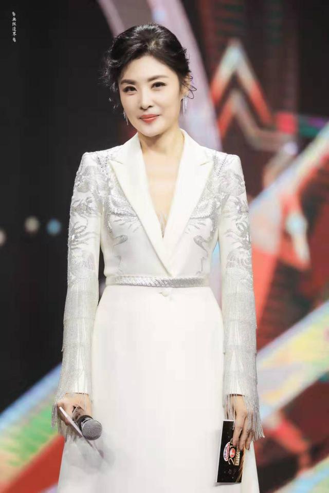 周涛|开口既是春晚腔！周涛穿红裙独占C位成一姐，气场连汪涵都接不住