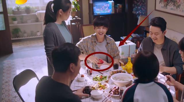 以家人之名|以家人为名：李爸更疼谁？看凌霄和子秋穿的鞋，瞬间明白了