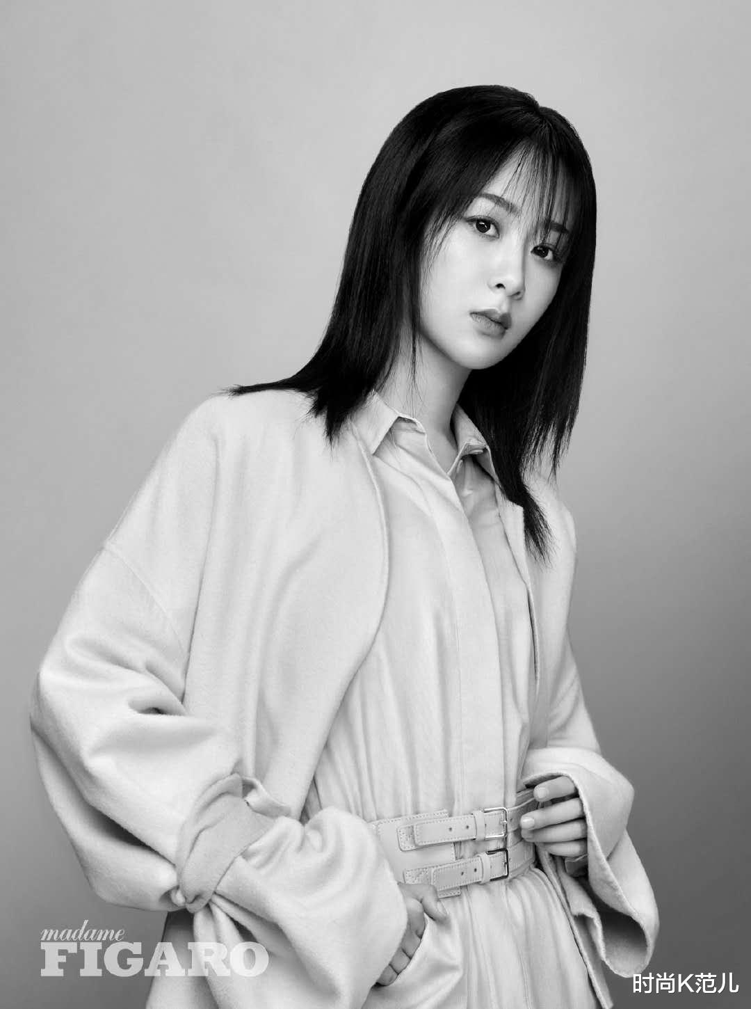 直发@杨紫终于留长发，长直发披肩拍大片，造型多变更有气质了！