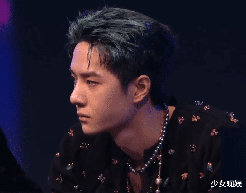 王一博|街舞总决赛，镜头不经意扫过王一博，这颜值“撕漫男”没错了
