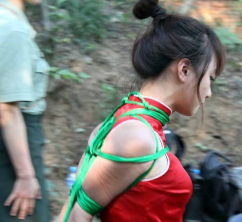 |女明星拍摄“被绑戏”，别人都在认真地演，图5你当观众是瞎了吗？