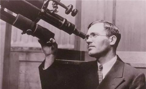 『太空』3位宇航员永远沉睡在太空,而他已飞过了冥王星,即将飘出太阳系