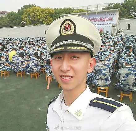 特斯拉|98年洪水中抱树9小时被救的小女孩，如今去抗洪了