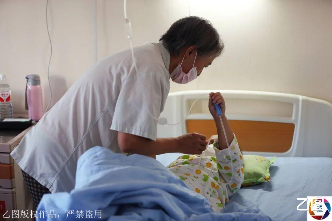 [丰巢]妈妈走了，男童认奶奶做“妈妈”，每天帮她做家务，样子让人心疼