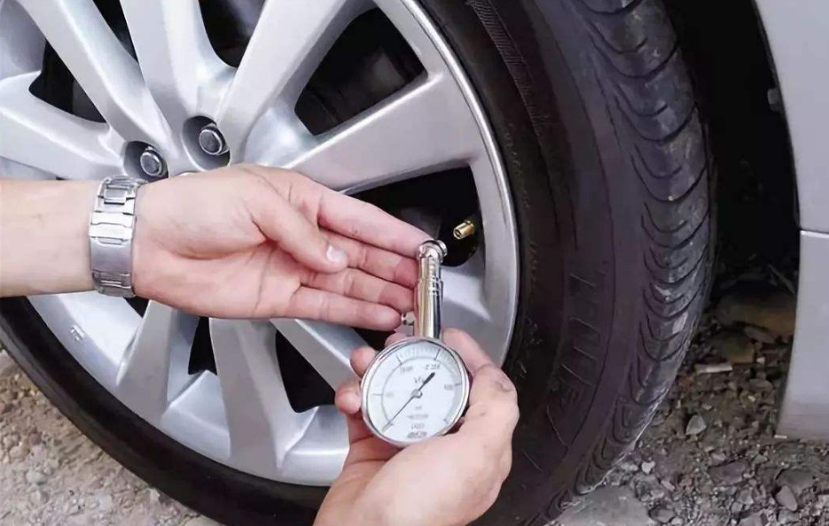 爆胎|还把胎压调到2.5？修车工都替你捏把汗：心真大，趁没爆胎赶紧改！