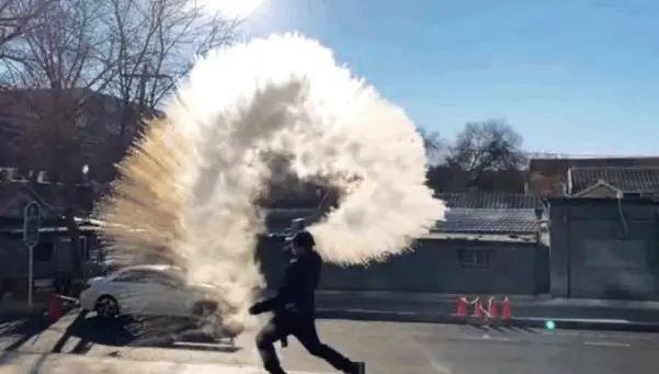 生活报 大爷体验泼水成冰，结果…