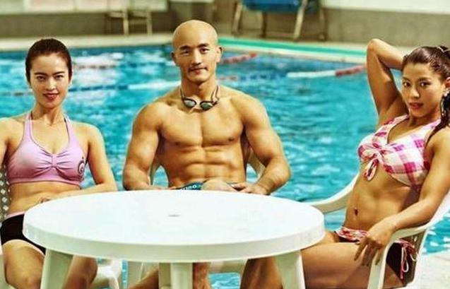 迈克·泰森▲武僧一龙慢慢向拳王梅威瑟、泰森靠拢，美女豪车加游艇，样样齐全