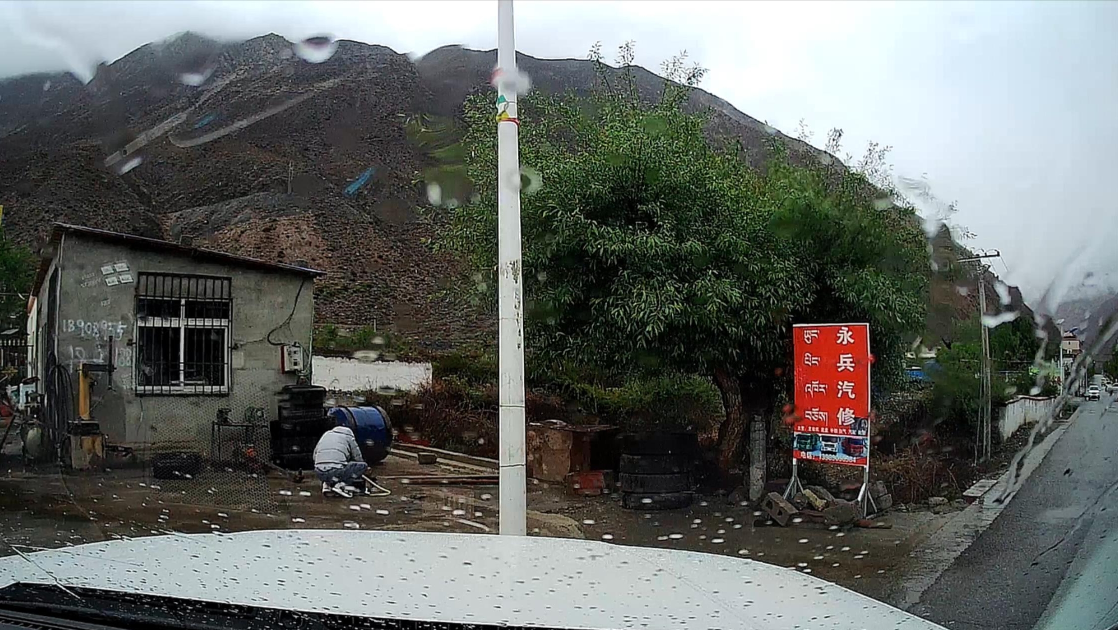 塌方|川藏318最容易断路的地段，一路塌方落石不断，带你体验惊魂自驾