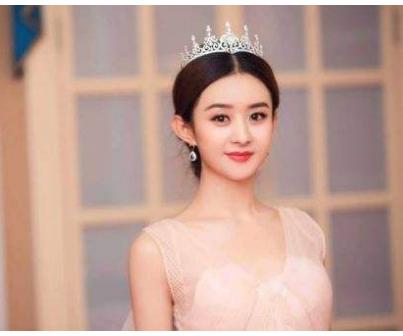 陈小春|“最嫩奶奶”火了，抱孙子逛街被误认是妈妈，网友：孩子缺爷爷吗