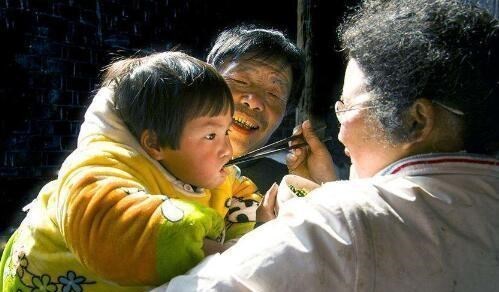 首席娱令 天津一大怪，姥姥带孩子：姥姥姥爷和爷爷奶奶到底谁更爱孩子？