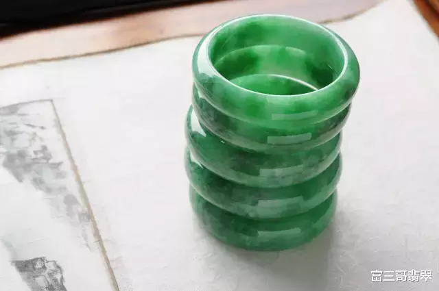 「翡翠」200万拿下一批翡翠蛋面，到底是赔大了，还是赚大了，无人敢下定论！