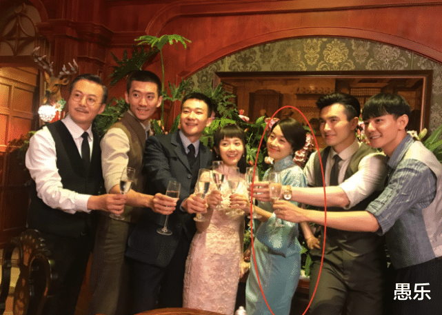 马伊琍|36岁文章新片首映！大合影站位显心酸，一脸憔悴境遇与前妻差距太大