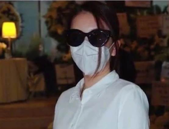 [郭富城]方媛在婆婆葬礼上牵手安慰丈夫，郭富城哭红了双眼，惹人心痛