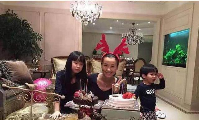 参观张庭在上海的豪宅，家里有个巴洛特花园，一线江景一览无遗