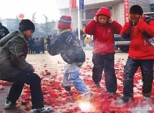人生百态尽显真 熊孩子被炸飞5米当场身亡，鞭炮扔错地方，损失谁来赔？
