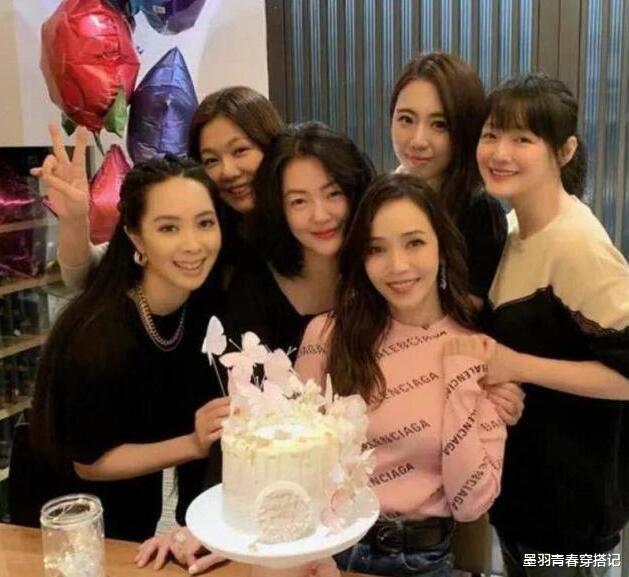 高圆圆|大S久违营业，一袭黑长衣配皮长靴瘦到认不出，齐刘海回到18岁