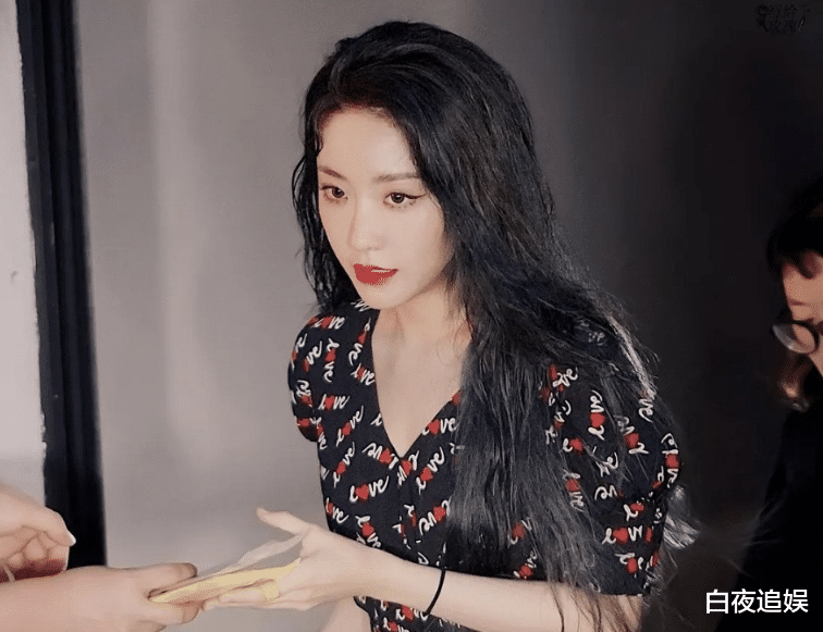 孔雪儿|THE9全员改造型，孔雪儿卷发变直发，我却只注意到喻言