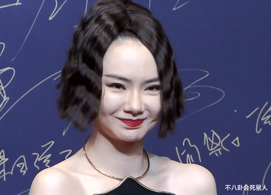 关晓彤|星动红毯比美：赵露思单薄性感，欧阳娜娜胖出赘肉，关晓彤逆袭