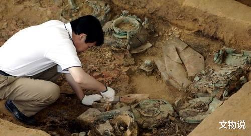 『古墓』大雨冲出2000多年古墓，一只“千岁”龟爬出，专家：你吓到我了