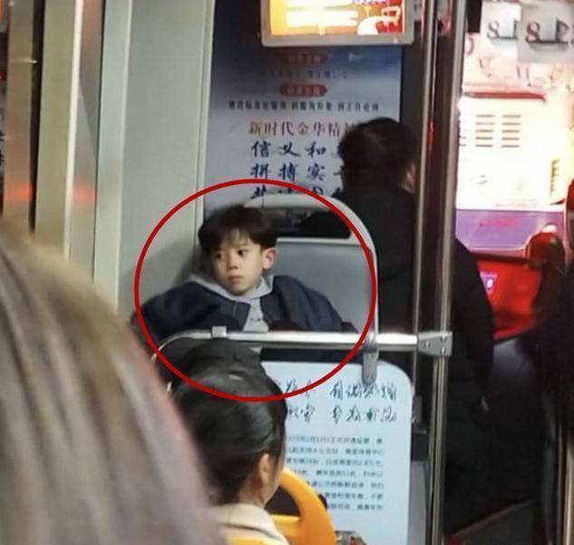 【江口沉银】公交上和“超高颜值”小男孩相遇，评论直言“姐姐等你！”