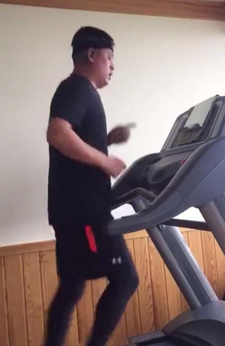 宋晓峰晒出自己的家，赵本山徒弟都这么接地气？家里装修是乡村风