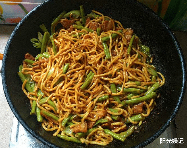面条■夏天懒得动，就来做这碗面，饭菜一锅出，省事省力，吃起来太香了