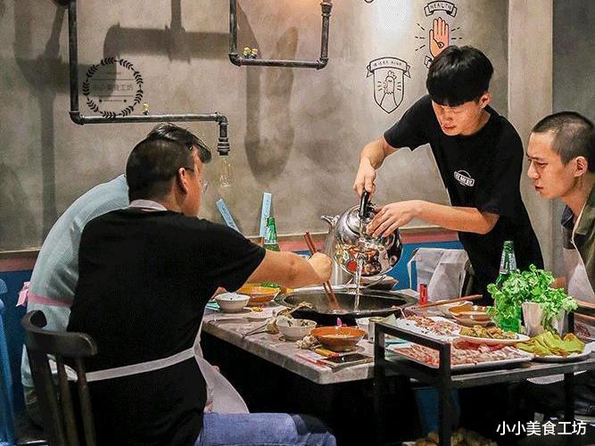 短视频|吃火锅时，服务员问你“加不加汤”，是在给你暗示，聪明人都懂