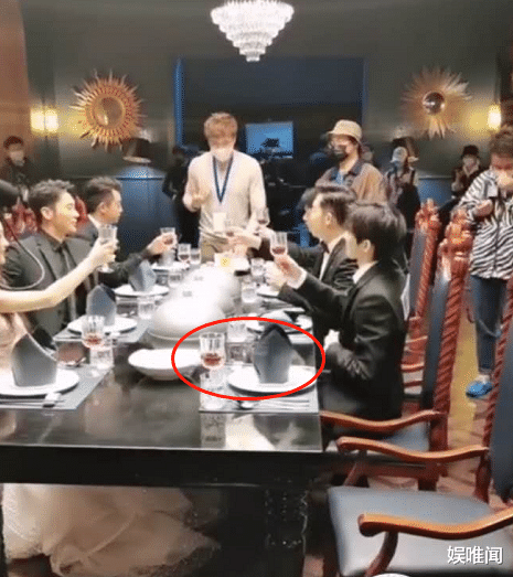 【奔跑吧兄弟】《跑男8》新跑男团迎来首次聚餐，看到两个空座位，被节目组圈粉