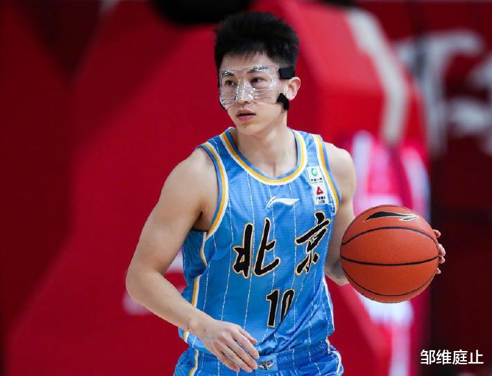 深圳男籃|不滿判罰！解立彬帶著全隊離場放棄比賽，這會遭到聯盟的重罰