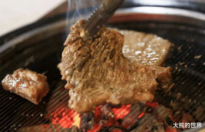 「食材」出去吃烤肉时，服务员问你需不需要换纸，其实是在暗示你