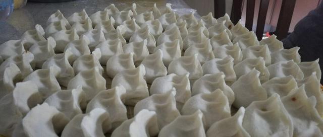 饺子|饺子别直接放冰箱，饺子店老板教我一招，放半年吃着也像刚包的