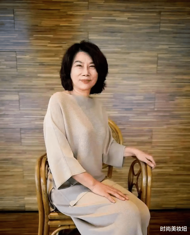 连衣裙：董明珠不愧是企业家，穿刺绣连衣裙配高跟鞋亮相，气场太强大