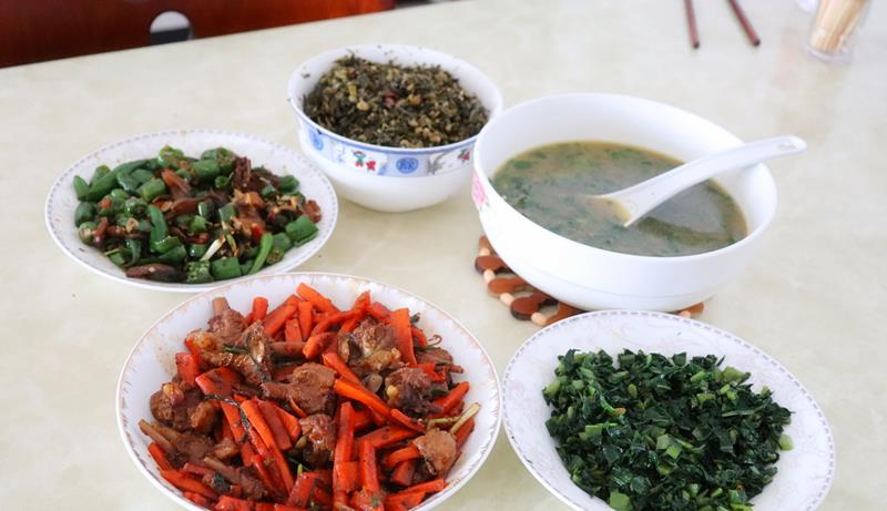 #酸菜#婆婆做的晚餐，四菜一汤，发个朋友圈，亲妈立马来接我和儿子回家