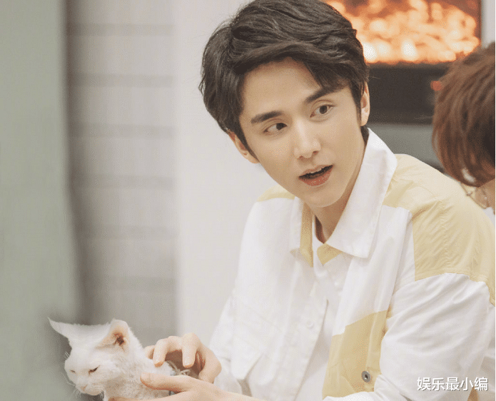 「张新成」张新成晒新发型自拍，侧颜帅出新高度，却意外显露了真实发量