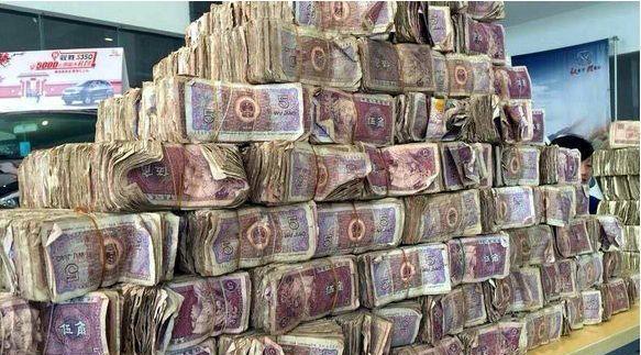 农村夫妇带14麻袋零钱买房, 攒了30年, 最终金额让人十分佩服