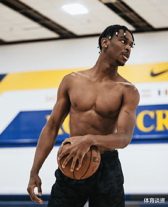 「雷霆队」又一个NBA筋骨人诞生，大秀肌肉壮如伦纳德，这雷霆大当家才21岁