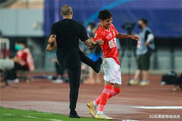 韦世豪|韦世豪进6球照样挨踹！卡帅仍不放心怕他再犯浑：我得每天盯着他