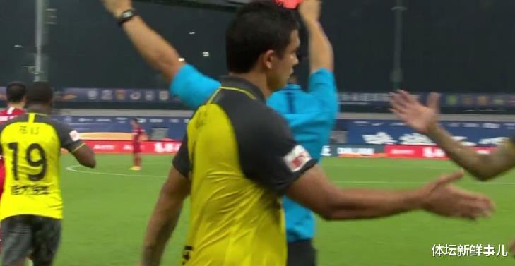 莱万|输球又输人!恒大3-1建业,董路曝内情,韦世豪引热议,谁注意艾克森举动?