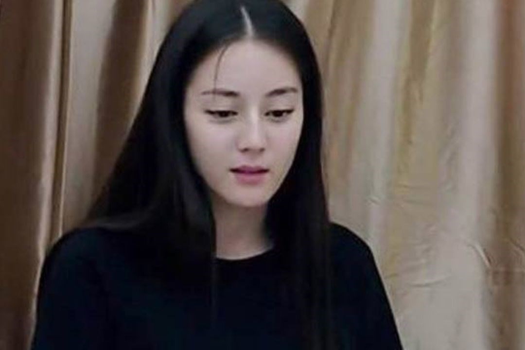 迪丽热巴|热巴真人到底长啥样？失去10级美颜精修后，网友：我没眼花吧！