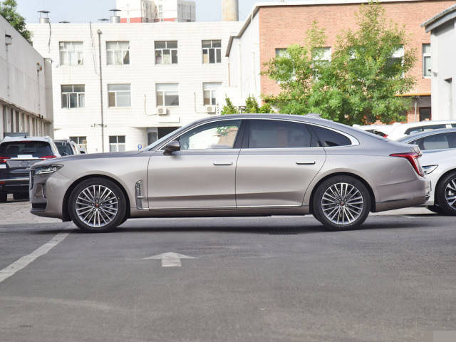 [红旗h5]红旗好戏连台，新车搭载v6引擎，轴距超3米，预售35万