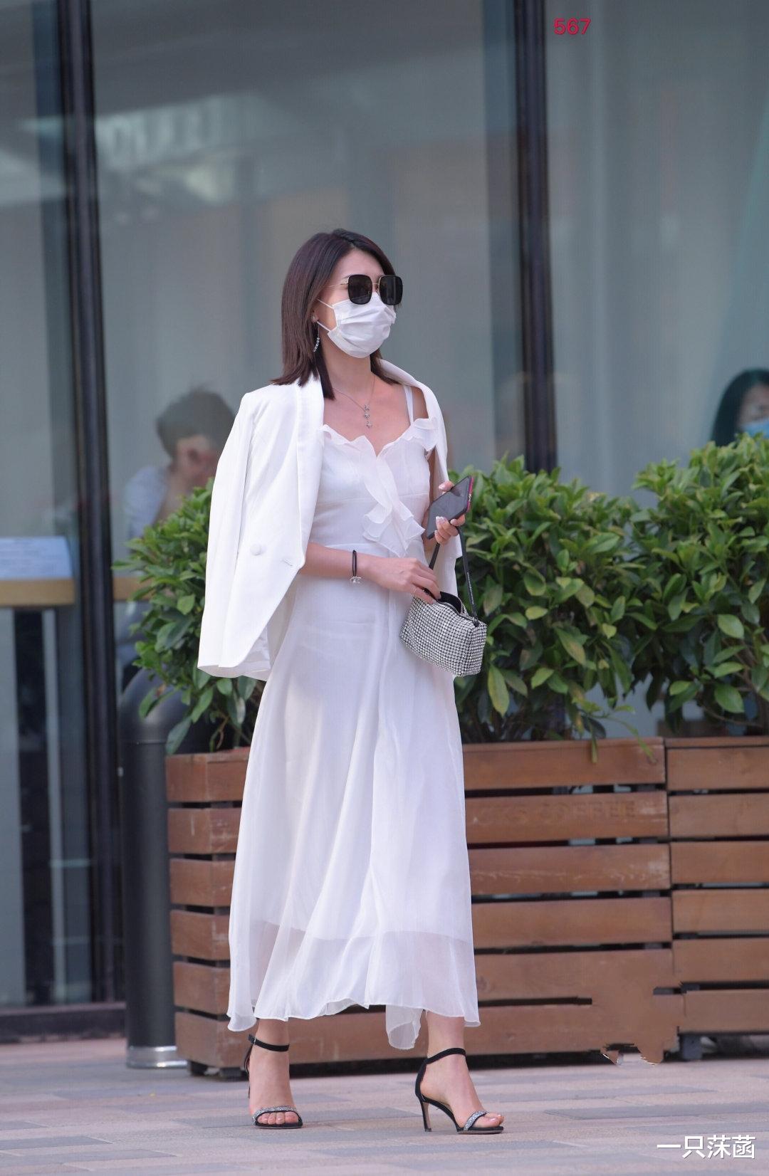 齐肩|姐姐越来越轻盈,穿白色复合纱裙配黑色高跟,齐肩发型贵气又端庄