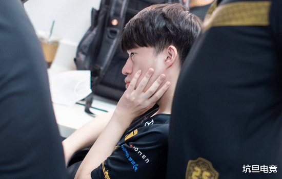 xiaohu|RNG喜感数字结束S10,赛后合照一人不见了,Xiaohu的话引起热议