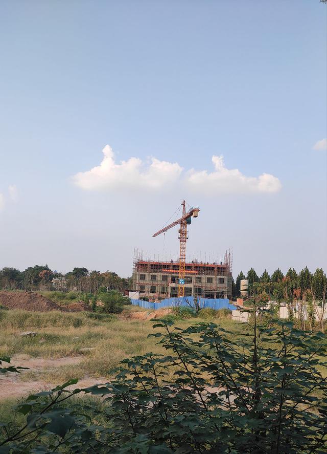 东方今报|商丘市人民公园绿地违建办公楼 监管部门：多次叫停未能制止