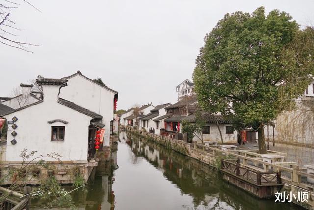 「无锡」无锡这个古镇很“特别”，官方默许游客逃票，还告诉你逃票时间表
