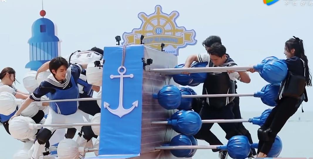 吴宣仪|《奔跑吧》吴宣仪玩游戏差点输掉，有谁注意蔡徐坤的反应，难怪22岁还单身