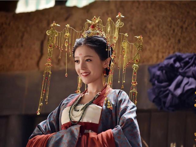 「灵魂摆渡」曾是《灵魂摆渡》的“最美孟婆”，离开了古装造型，却秒变路人脸